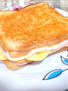 Una foto de Sándwich mixto con tortilla