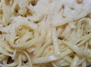 Una foto de Pasta larga con ajo y aceite de oliva