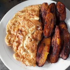 A picture of Fried plantain with fried eggs.