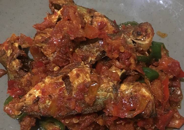 Bagaimana Membuat Ikan Selar Balado yang Bisa Manjain Lidah