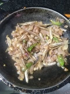 நெத்திலி பொரிச்சது(குச்சிகருவாடு)(nethili karuvadu fry recipe in tamil) செய்முறை முக்கிய புகைப்படம்