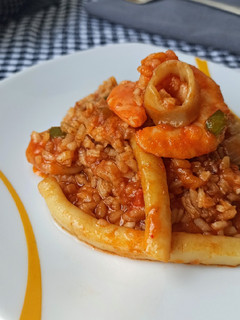 Una foto de Arroz con calamares y langostinos