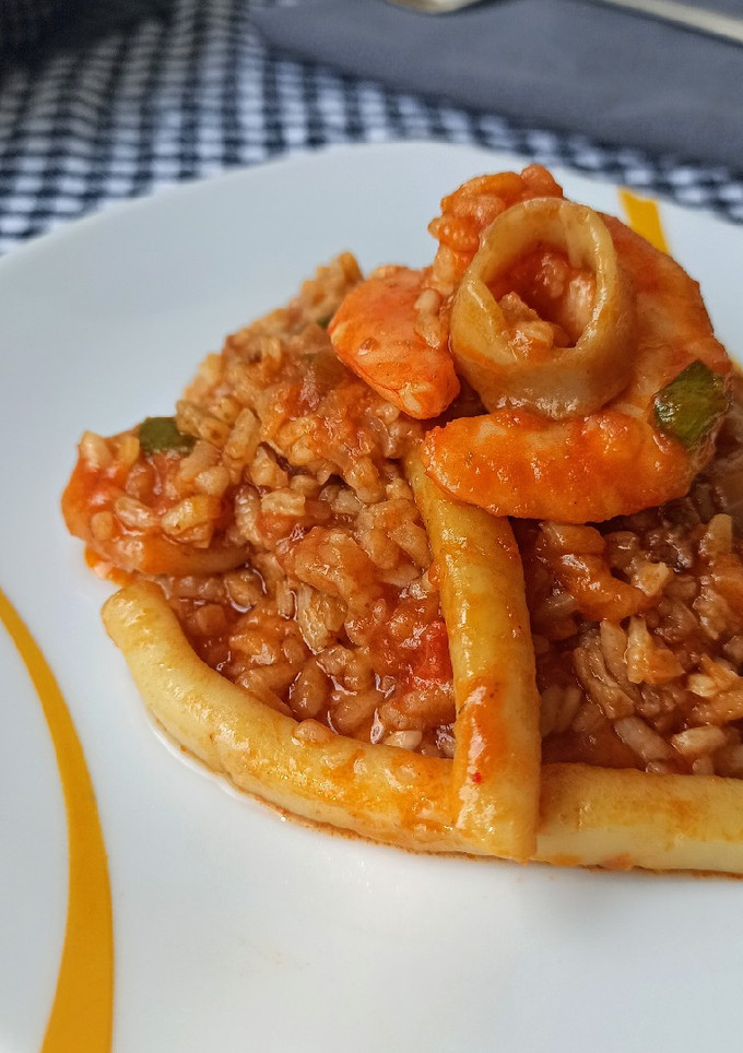 Una foto de Arroz con calamares y langostinos