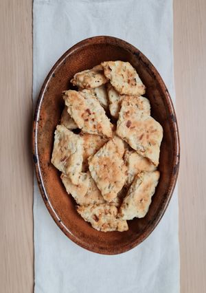 Una foto de Bizcochitos de fugazza 🧅🧅 bocaditos de cebolla y orégano 😋