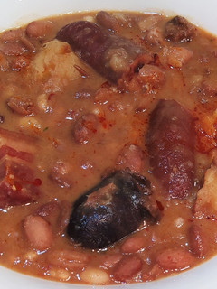 Una foto de Alubias pintas, panceta ahumada, chorizo y morcilla de El Bierzo