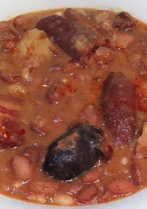 Una foto de Alubias pintas, panceta ahumada, chorizo y morcilla de El Bierzo