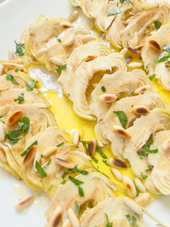Una foto de Carpaccio de alcachofa y piñones