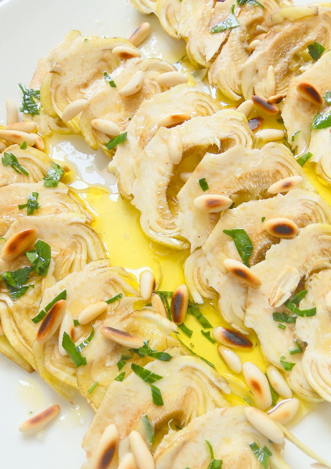 Una foto de Carpaccio de alcachofa y piñones