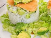 Una foto di insalata con avocado, cetriolo e