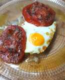 Huevos al plato con tomate y cebolla