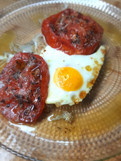 Una foto de Huevos al plato con tomate y cebolla
