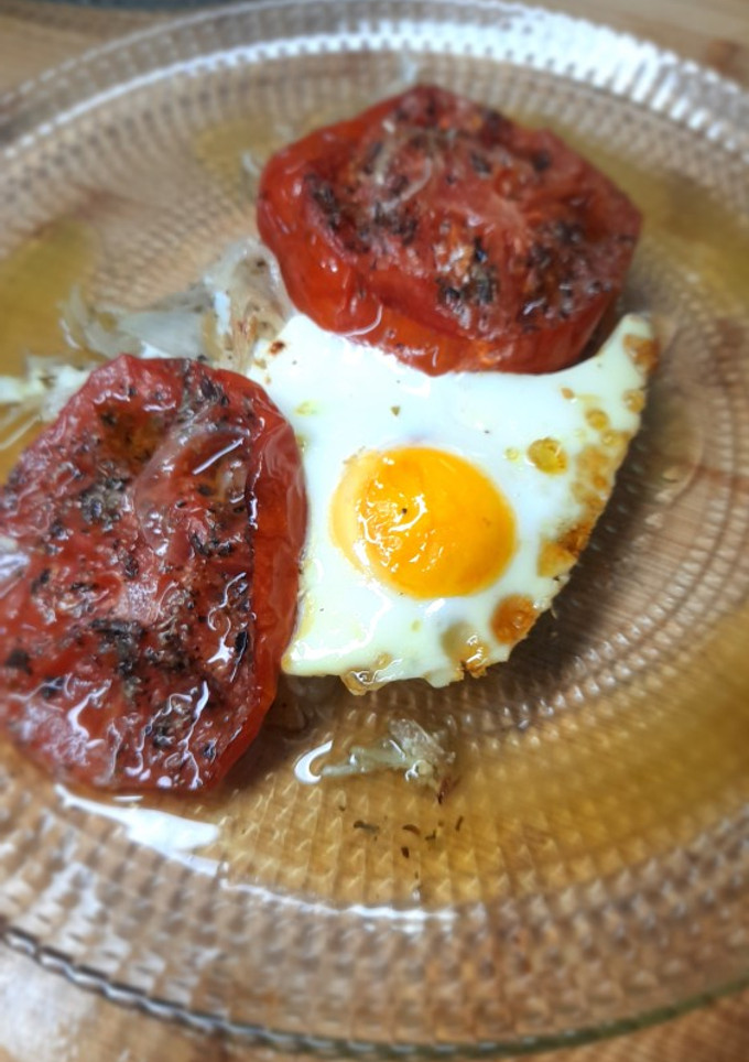 Una foto de Huevos al plato con tomate y cebolla