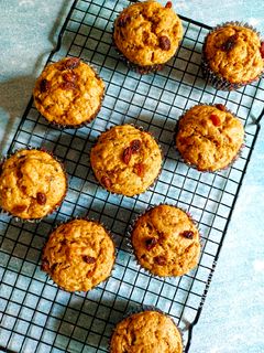 વ્હિટ બનાના રેસીન મફીન (Banana raisin muffins recipe in Gujarati રેસીપી મુખ્ય ફોટો