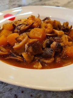 Una foto de Chipirones guisados con calabaza, setas y gambas