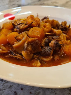 Una foto de Chipirones guisados con calabaza, setas y gambas