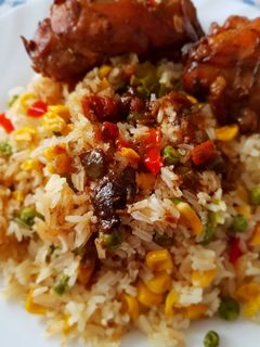 Una foto de Arroz con maíz y guisantes