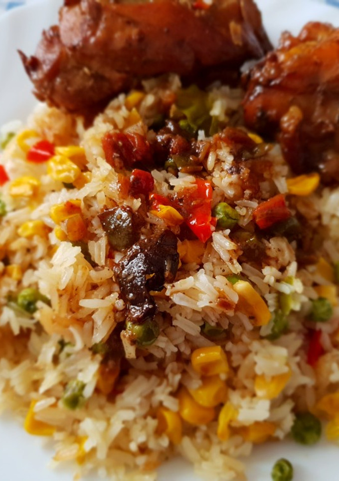 Una foto de Arroz con maíz y guisantes
