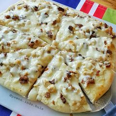 A picture of Chicken & Bacon Pizza.
