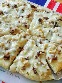 A picture of Chicken & Bacon Pizza.