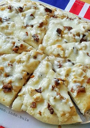 A picture of Chicken & Bacon Pizza.