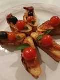 Bruschetta de pasta de aceitunas y crostini de tomate