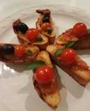 Bruschetta de pasta de aceitunas y crostini de tomate