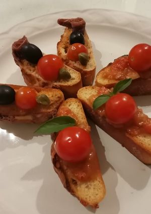 Una foto de Bruschetta de pasta de aceitunas y crostini de tomate