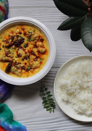 A picture of Kadhi pakora.