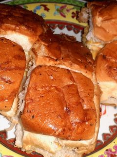 চীজ-মেয়োনিজ-এগ স্টাফড বান(cheese mayonnaise egg stuffed bun recipe in Bengali) রেসিপির প্রধান ছবি