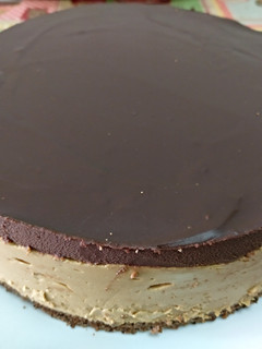 Una foto de Tarta fría de queso y café con cobertura de chocolate