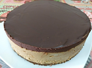 Foto principal de Tarta fría de queso y café con cobertura de chocolate