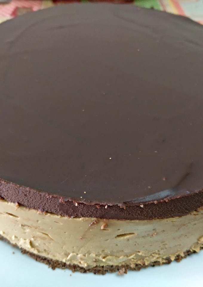 Una foto de Tarta fría de queso y café con cobertura de chocolate
