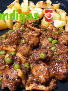 Una foto de Albóndigas con guisantes y calamares 🦑