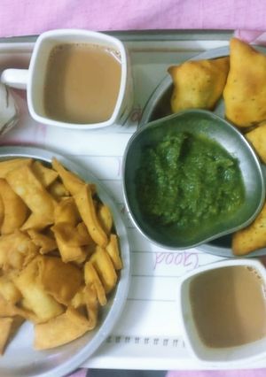 खस्ता समोसे मठरी (Khasta samose mathri recipe in hindi) रेसिपी मुख्य फोटो