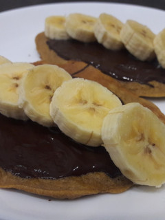Una foto de Tortitas de boniato y cacao con plátano y chocolate negro
