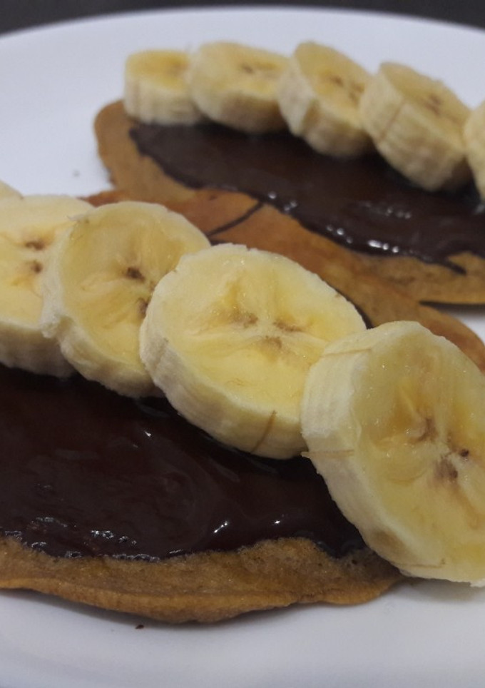 Una foto de Tortitas de boniato y cacao con plátano y chocolate negro