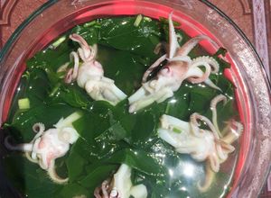 Hình của món Đầu mực 🦑nấu canh lá ngót.