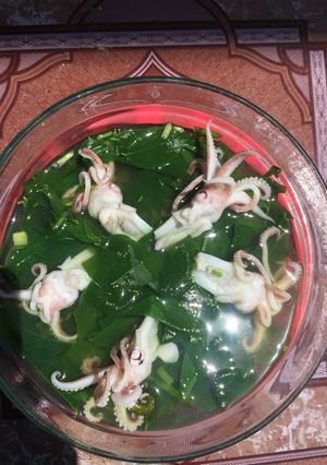 Hình của món Đầu mực 🦑nấu canh lá ngót.