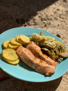 Una foto de Salmón con alcachofas, puerro y patata en Lékué en 10 minutos
