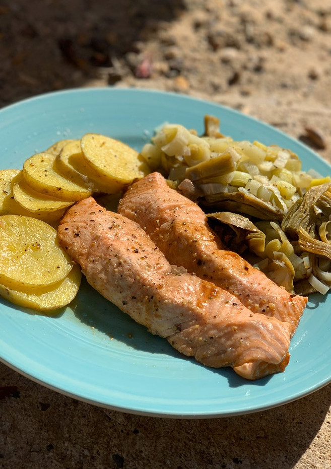 Una foto de Salmón con alcachofas, puerro y patata en Lékué en 10 minutos