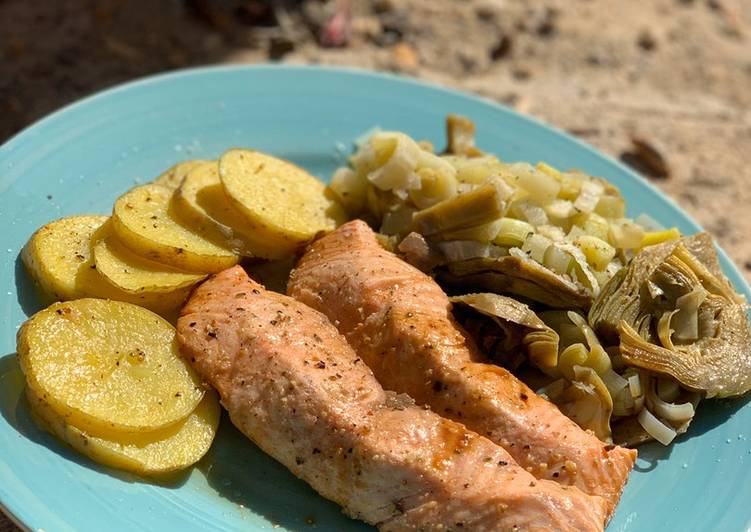 Salmón con alcachofas, puerro y patata en Lékué en 10 minutos