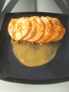 Una foto de Filetes de salmón en salsa y finas hierbas