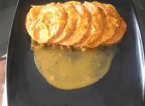 Una foto de Filetes de salmón en salsa y finas hierbas