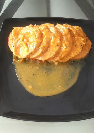 Una foto de Filetes de salmón en salsa y finas hierbas
