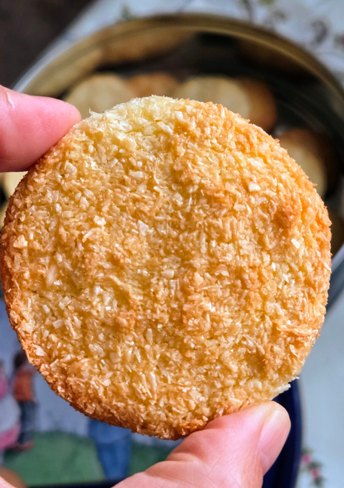 Una foto de Galletitas de coco (otras) con manteca (mantequilla) y miel 🥥 🧈🍯Muy fáciles y sin gluten