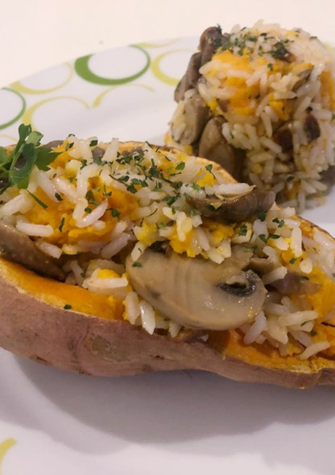 Una foto de Batata rellena de arroz y champiñones