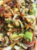Pasta de arroz con 🥑aguacate, 🍃pesto & vegetales <<crudos>>