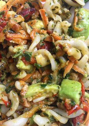 Una foto de Pasta de arroz con 🥑aguacate, 🍃pesto & vegetales <<crudos>>