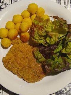 Una foto de Milanesas de peceto al horno con ensalada verde y papas noisette