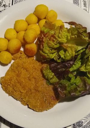 Una foto de Milanesas de peceto al horno con ensalada verde y papas noisette